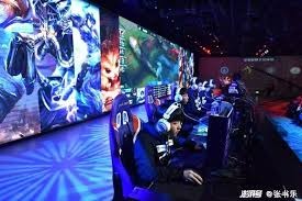 维尼修斯边路一条龙突入禁区遭包夹倒地，裁判近在咫尺拒绝点球，皇马主场阵阵嘘声